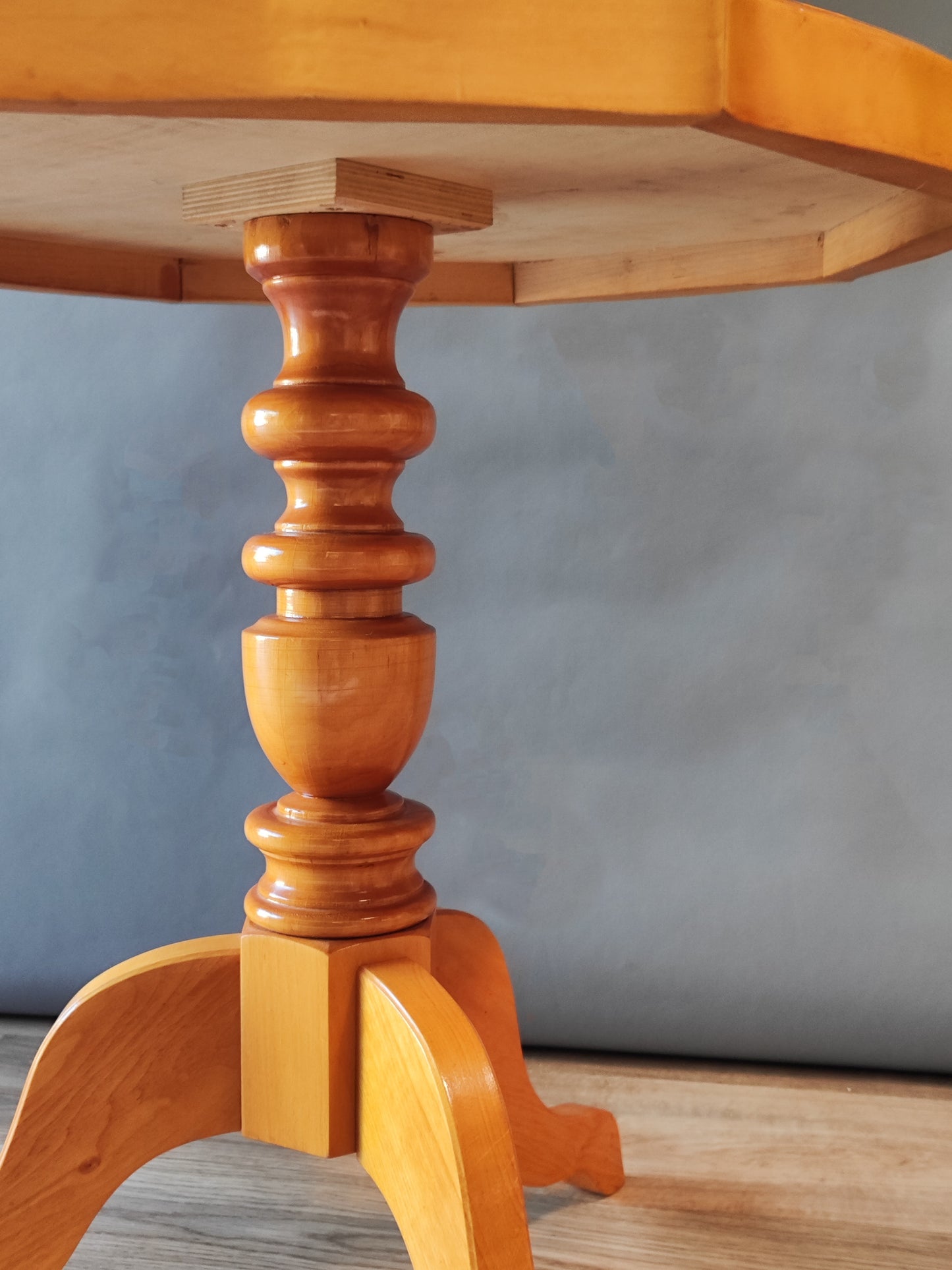 Couchtisch aus massivem hellem Holz im italienischen Stil