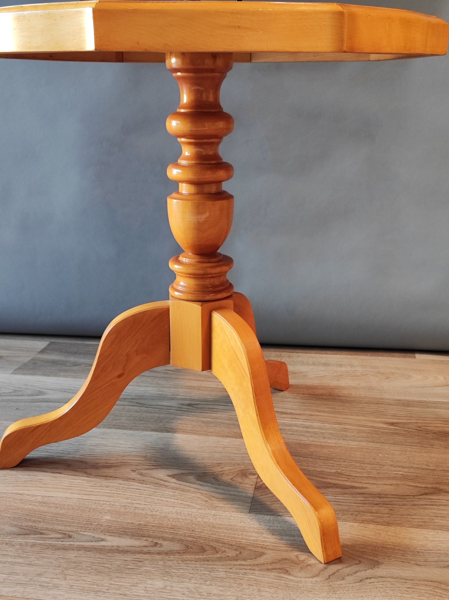Couchtisch aus massivem hellem Holz im italienischen Stil