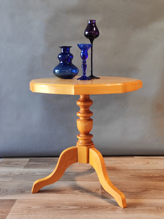 Couchtisch aus massivem hellem Holz im italienischen Stil