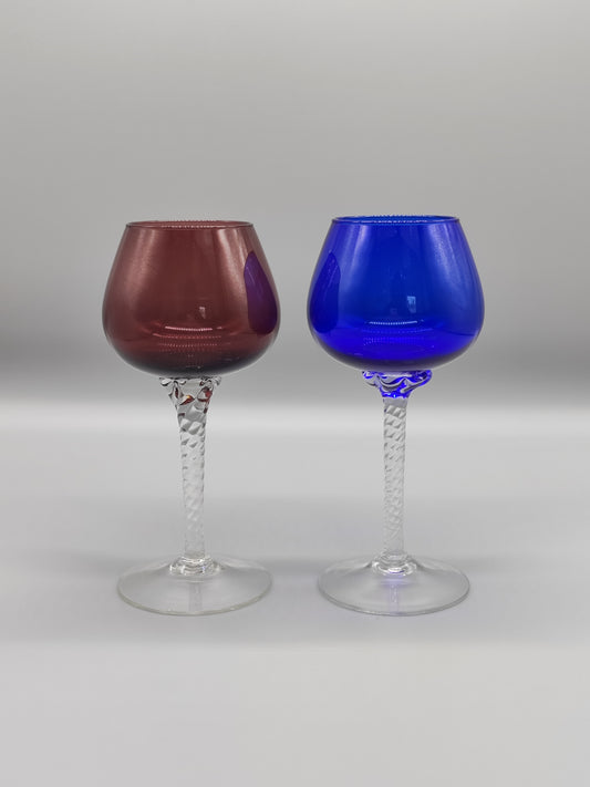 Zwei Weingläser aus farbigem Glas