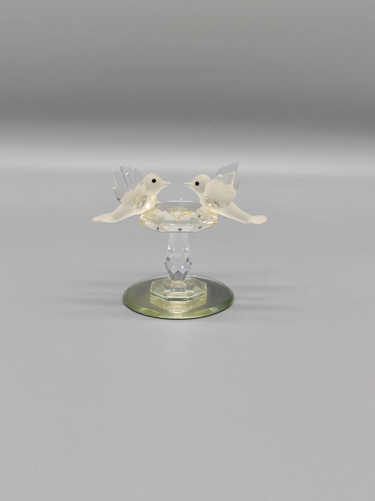 Swarovski-Vögel am Brunnen