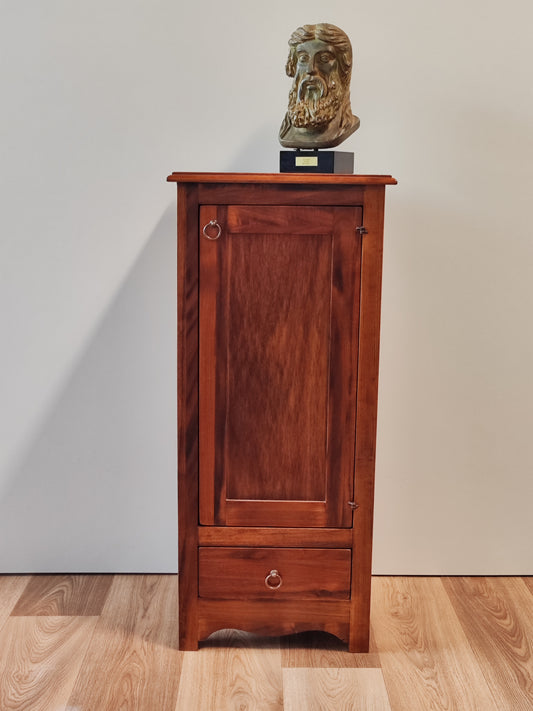 Massivholzschrank im modernen Stil