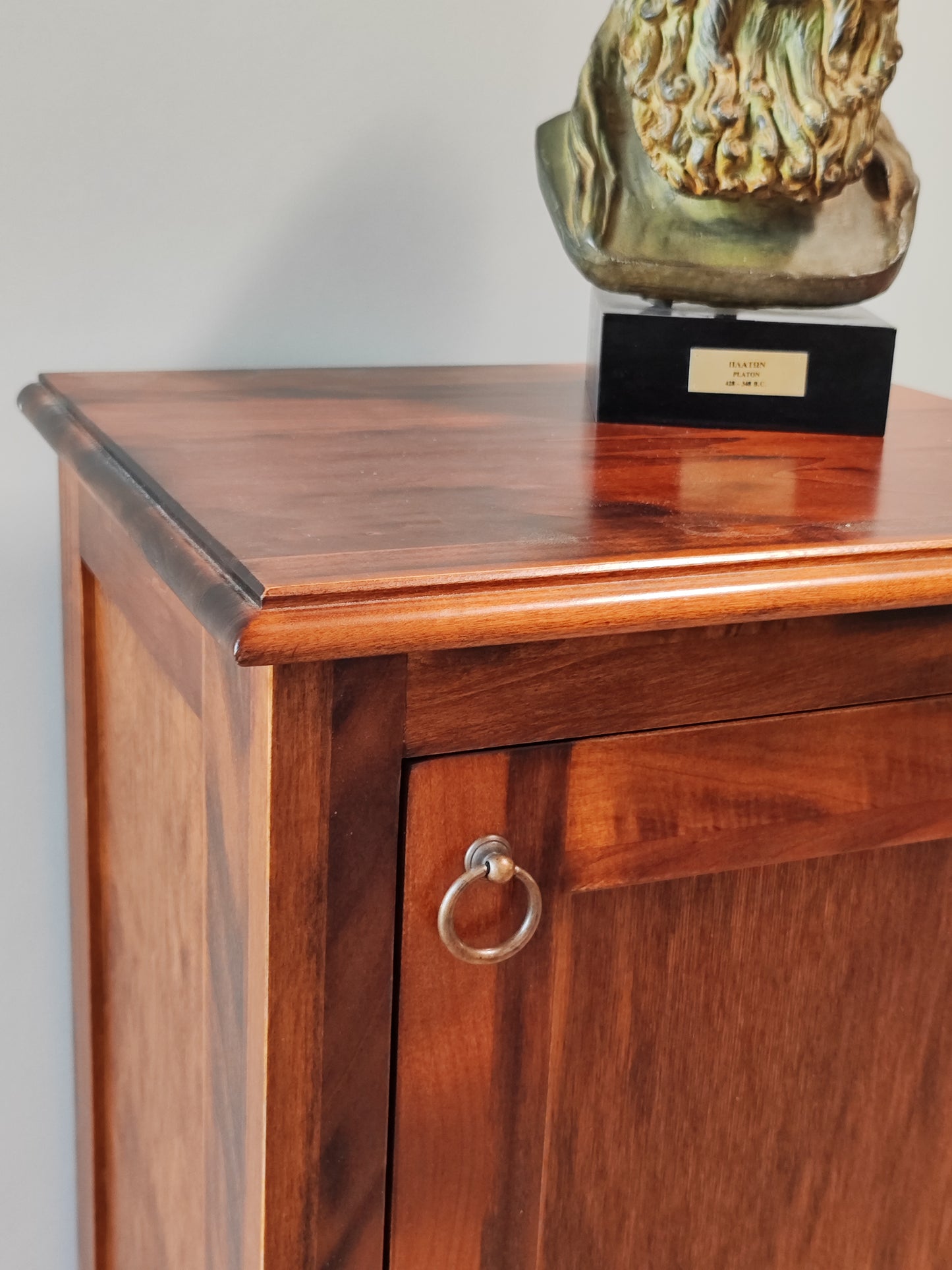 Massivholzschrank im modernen Stil