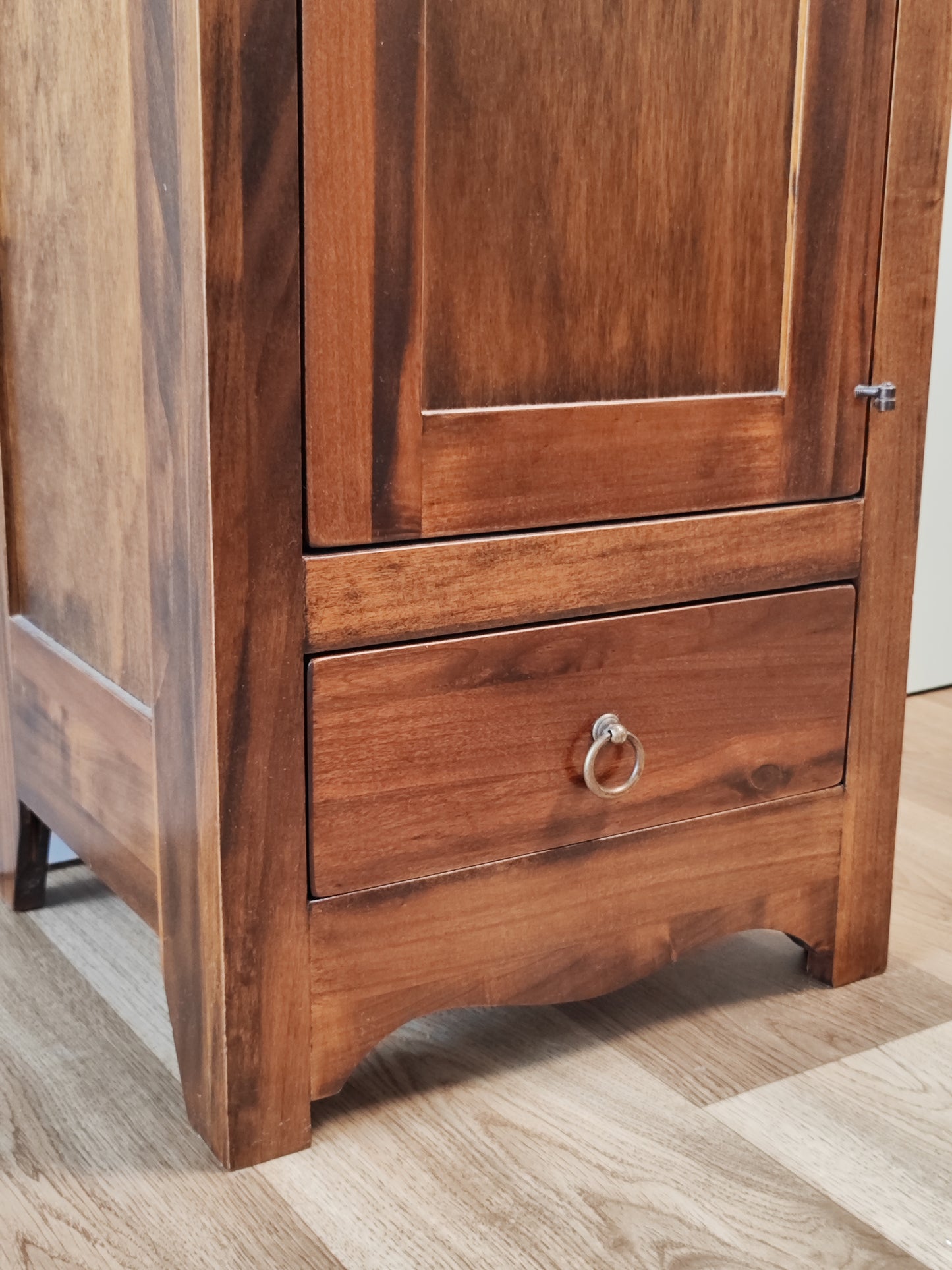 Massivholzschrank im modernen Stil