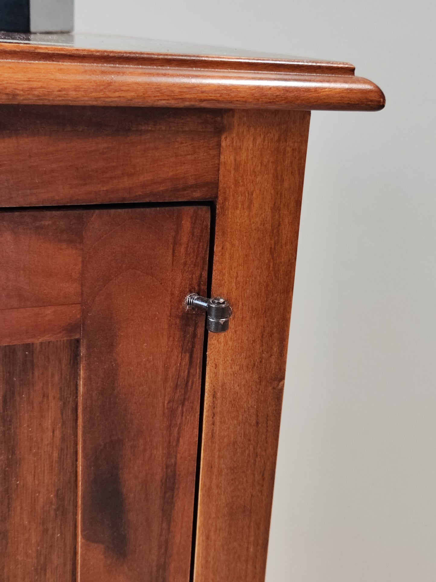 Massivholzschrank im modernen Stil