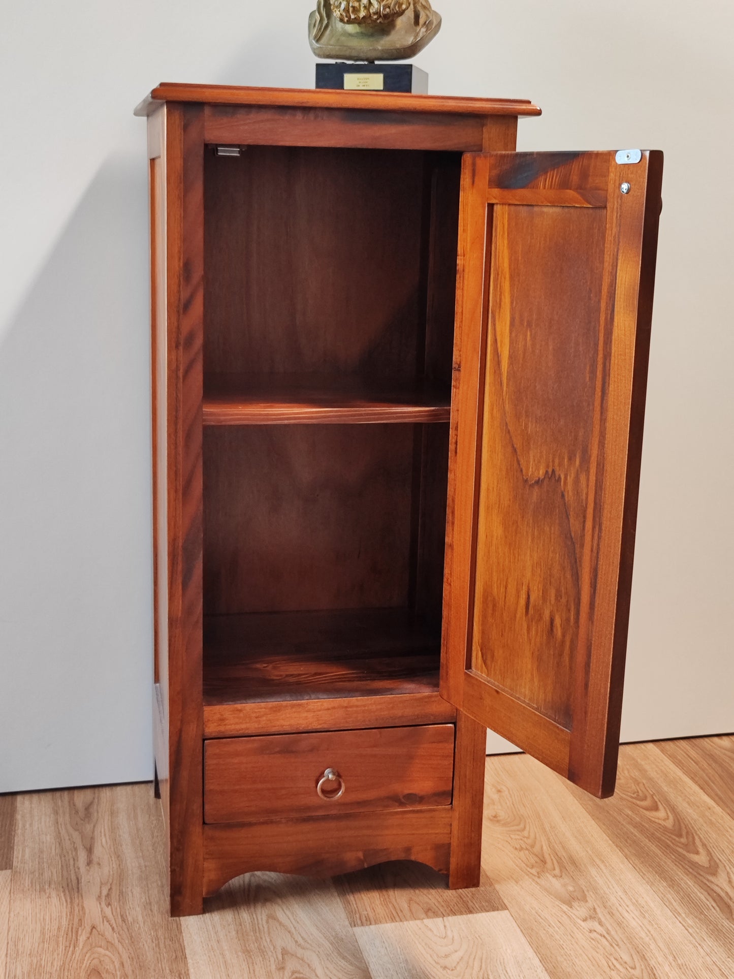 Massivholzschrank im modernen Stil