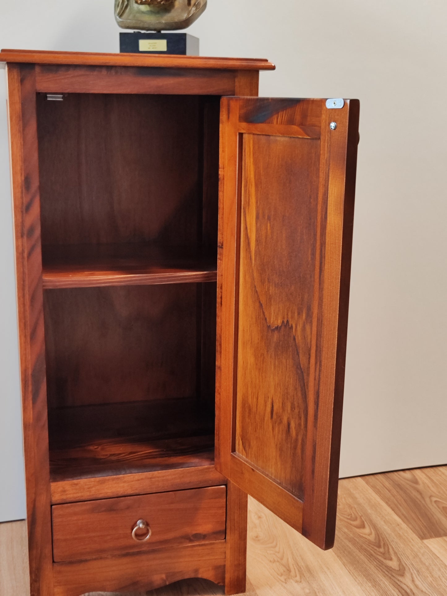 Massivholzschrank im modernen Stil