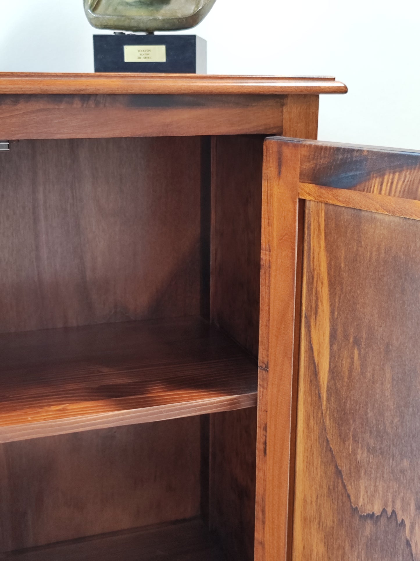 Massivholzschrank im modernen Stil