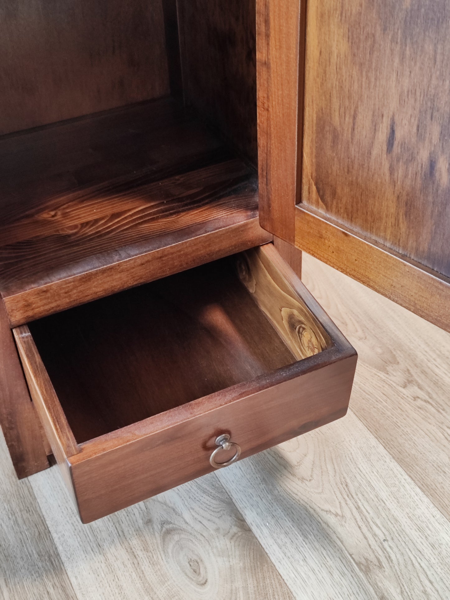 Massivholzschrank im modernen Stil
