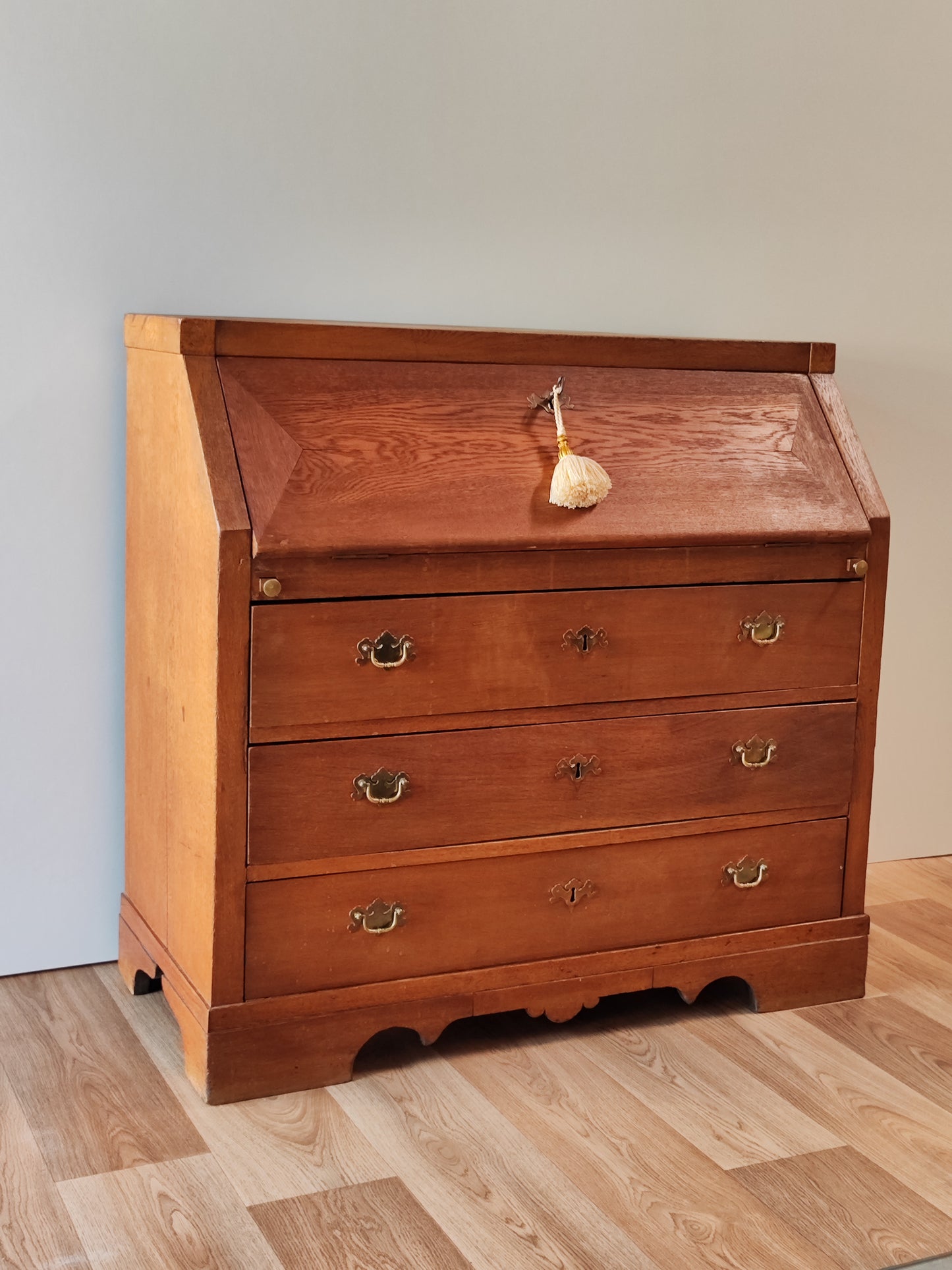 Antiker Schrank aus massivem Holz im amerikanischen Stil
