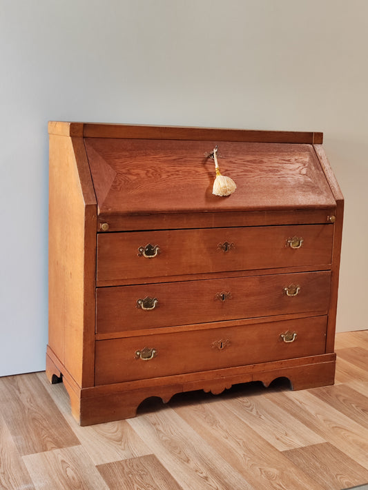 Antiker Schrank aus massivem Holz im amerikanischen Stil