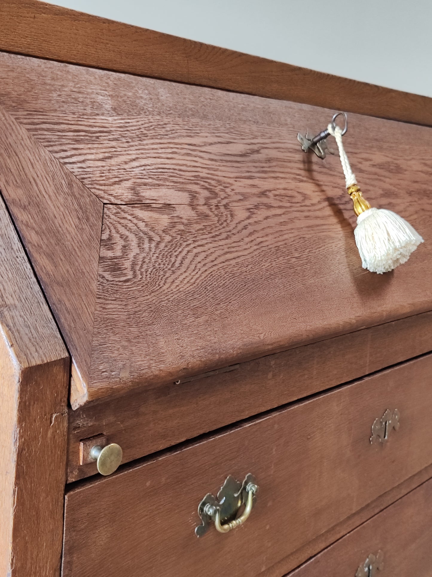 Antiker Schrank aus massivem Holz im amerikanischen Stil
