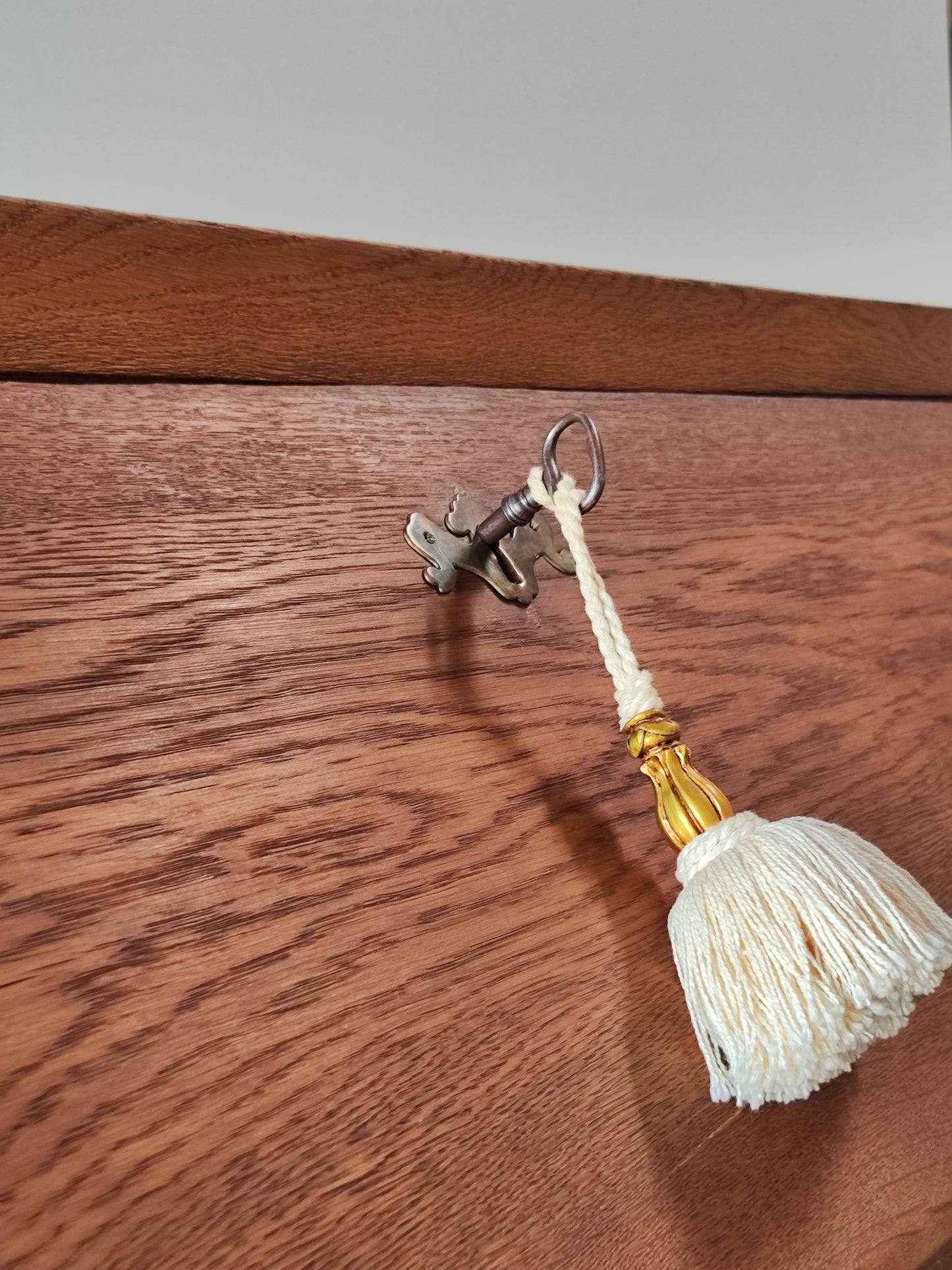 Antiker Schrank aus massivem Holz im amerikanischen Stil