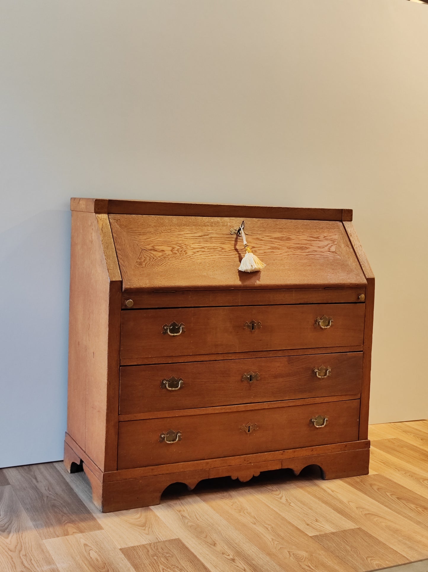 Antiker Schrank aus massivem Holz im amerikanischen Stil