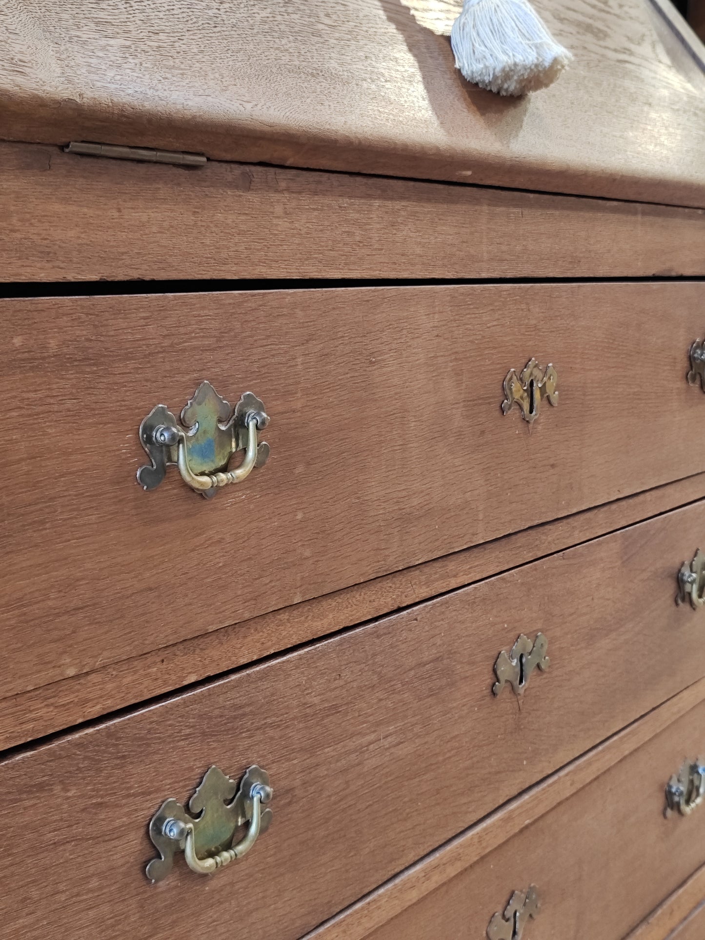 Antiker Schrank aus massivem Holz im amerikanischen Stil