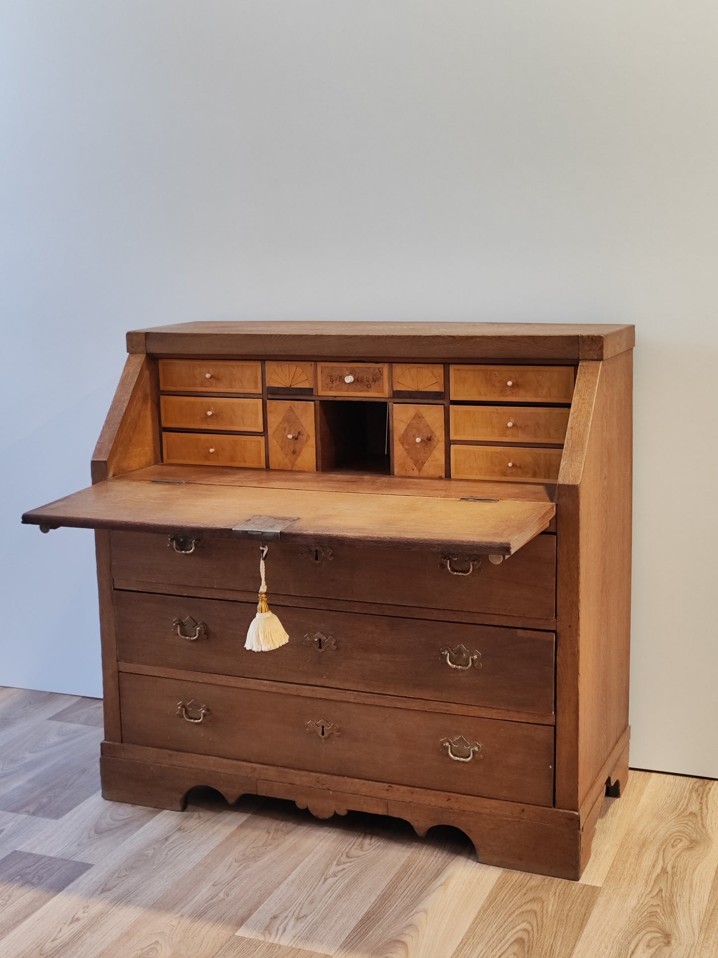 Antiker Schrank aus massivem Holz im amerikanischen Stil