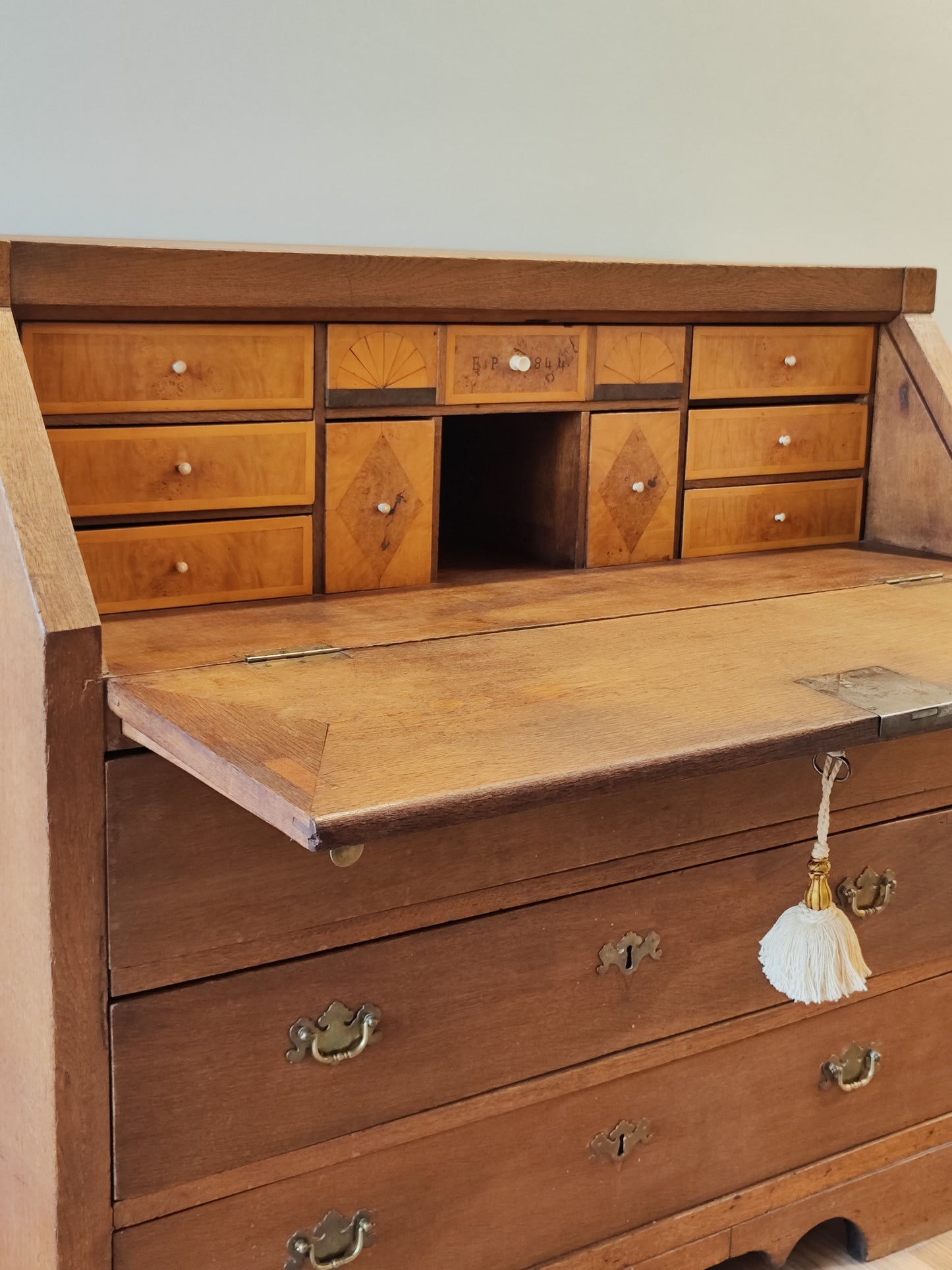 Antiker Schrank aus massivem Holz im amerikanischen Stil