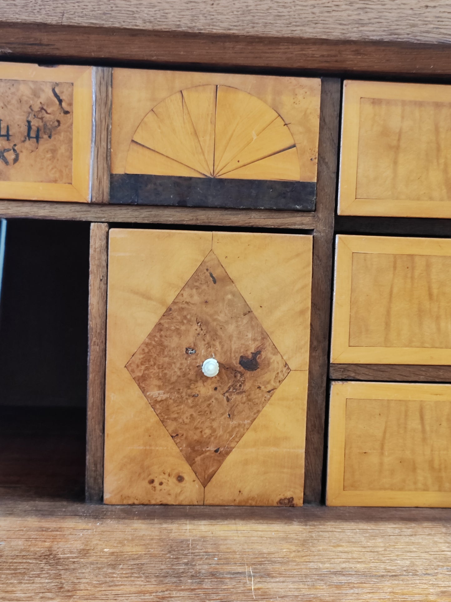 Antiker Schrank aus massivem Holz im amerikanischen Stil