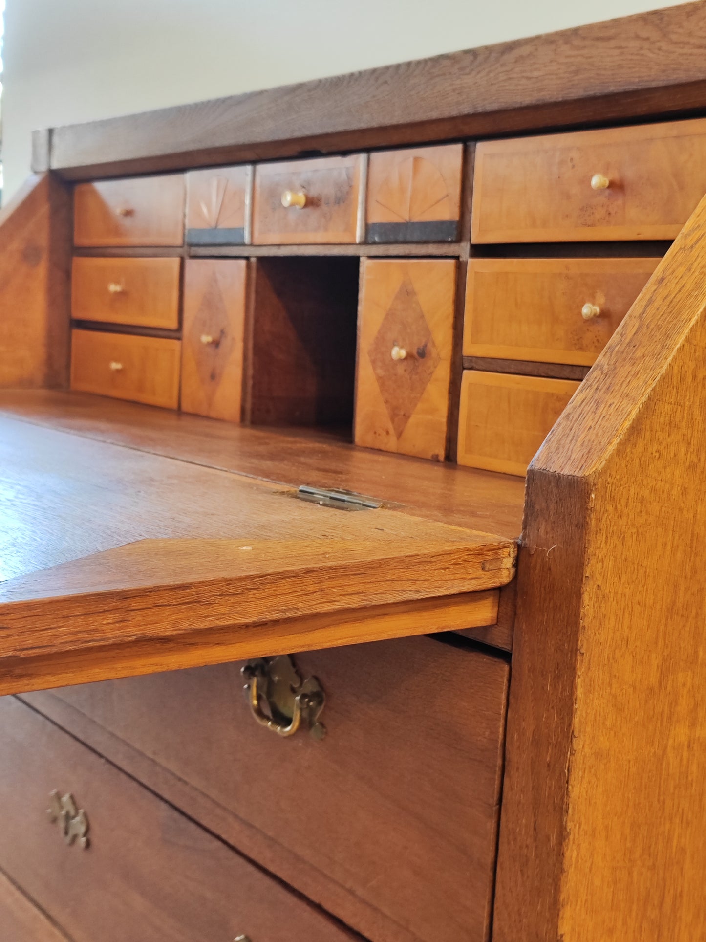 Antiker Schrank aus massivem Holz im amerikanischen Stil