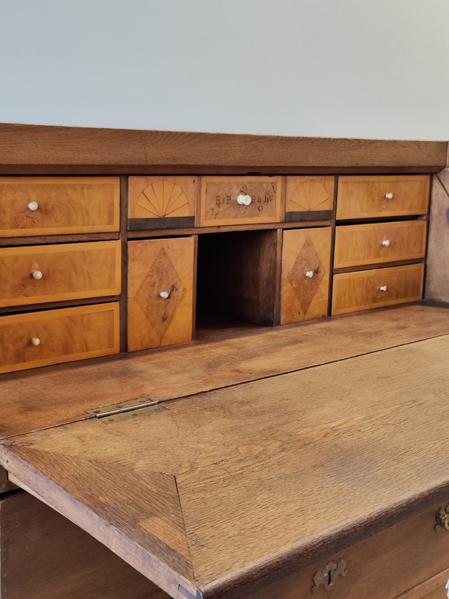 Antiker Schrank aus massivem Holz im amerikanischen Stil