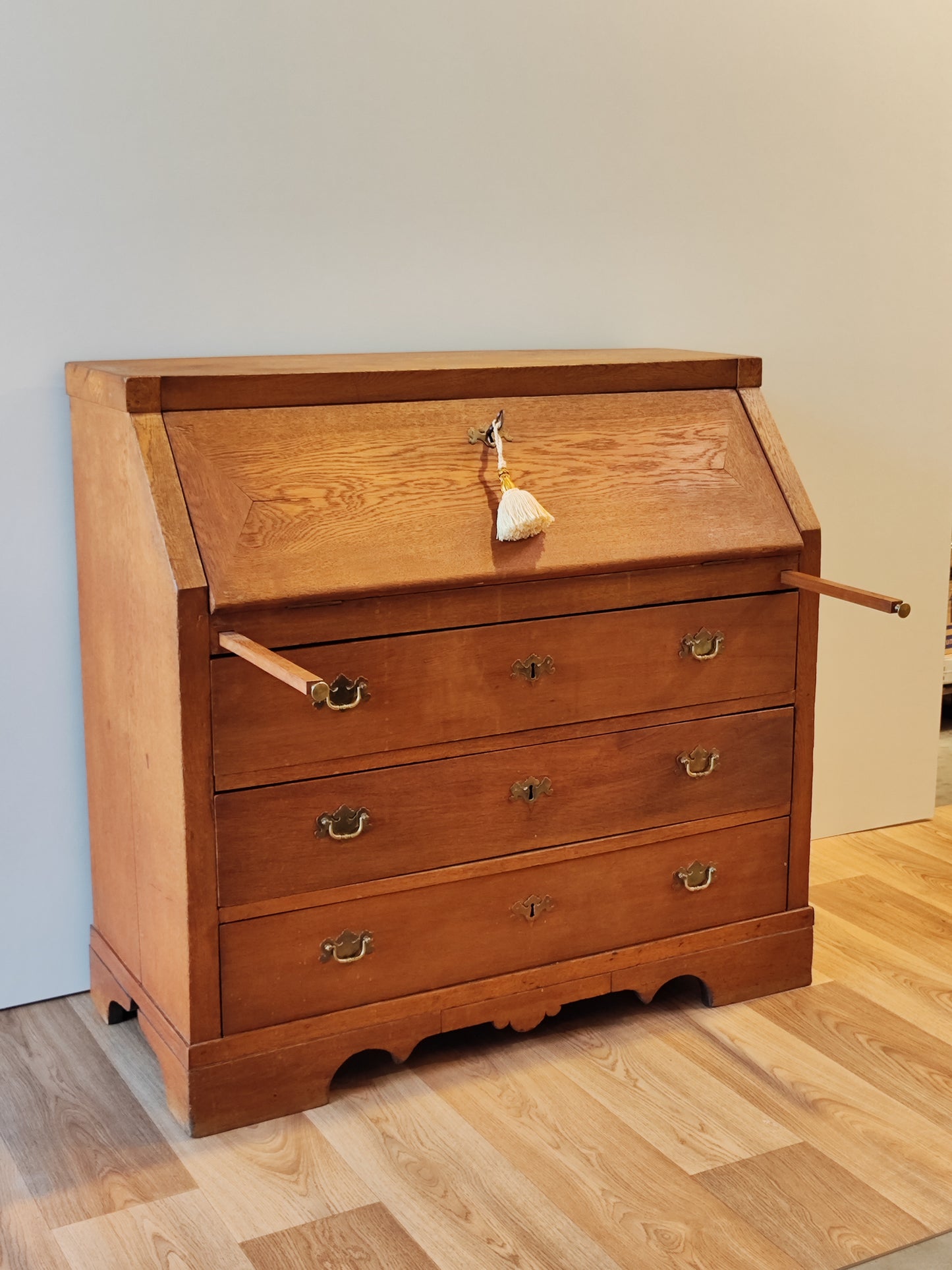Antiker Schrank aus massivem Holz im amerikanischen Stil
