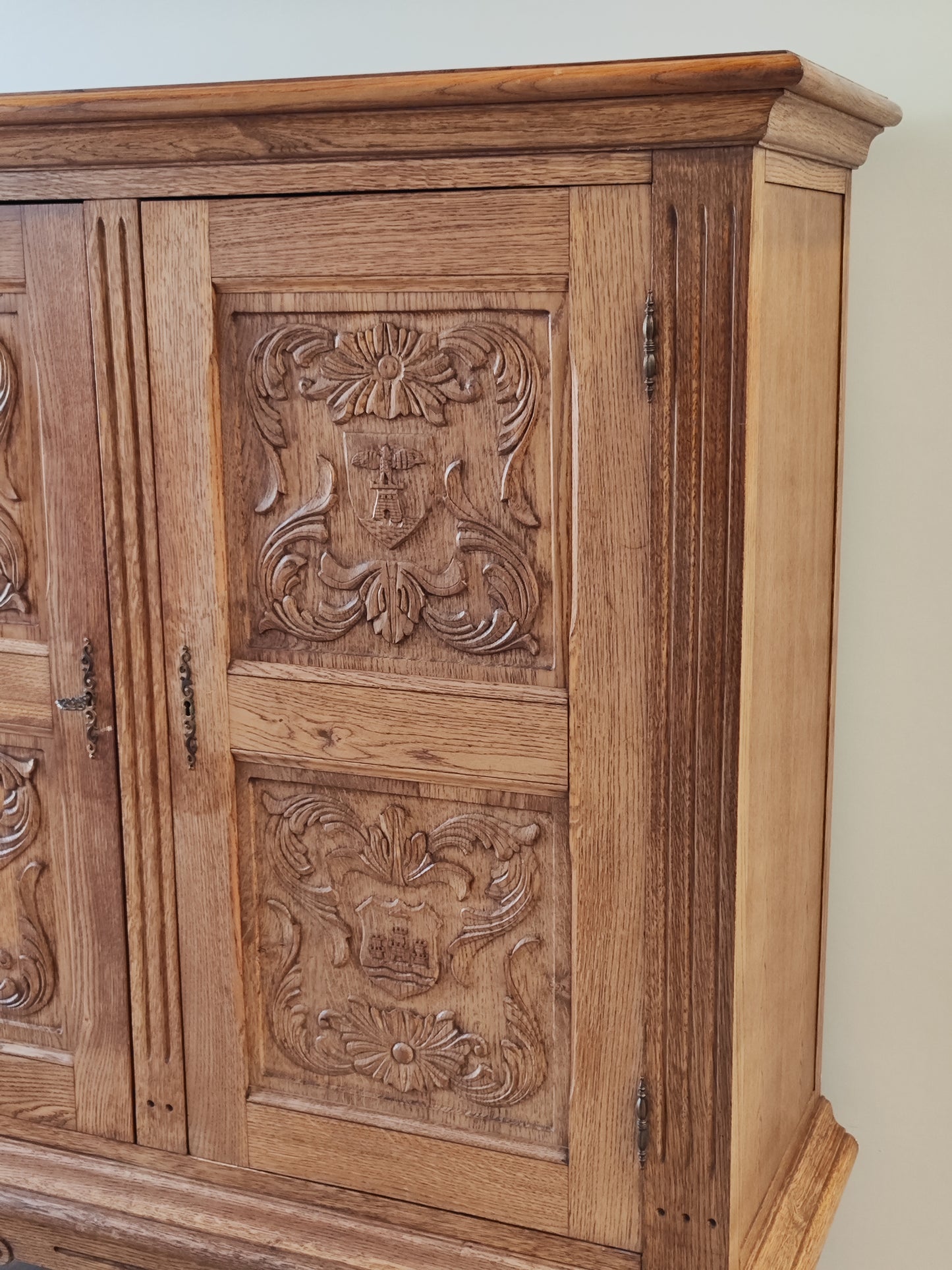 Antiker Kleiderschrank aus massivem Holz im französischen Stil