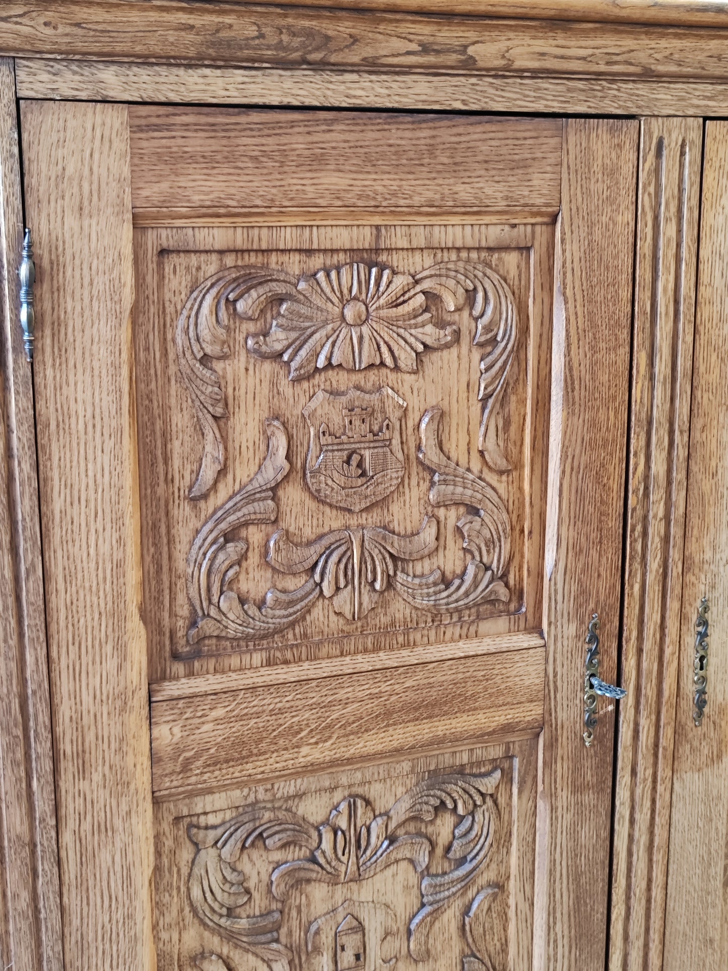 Antiker Kleiderschrank aus massivem Holz im französischen Stil