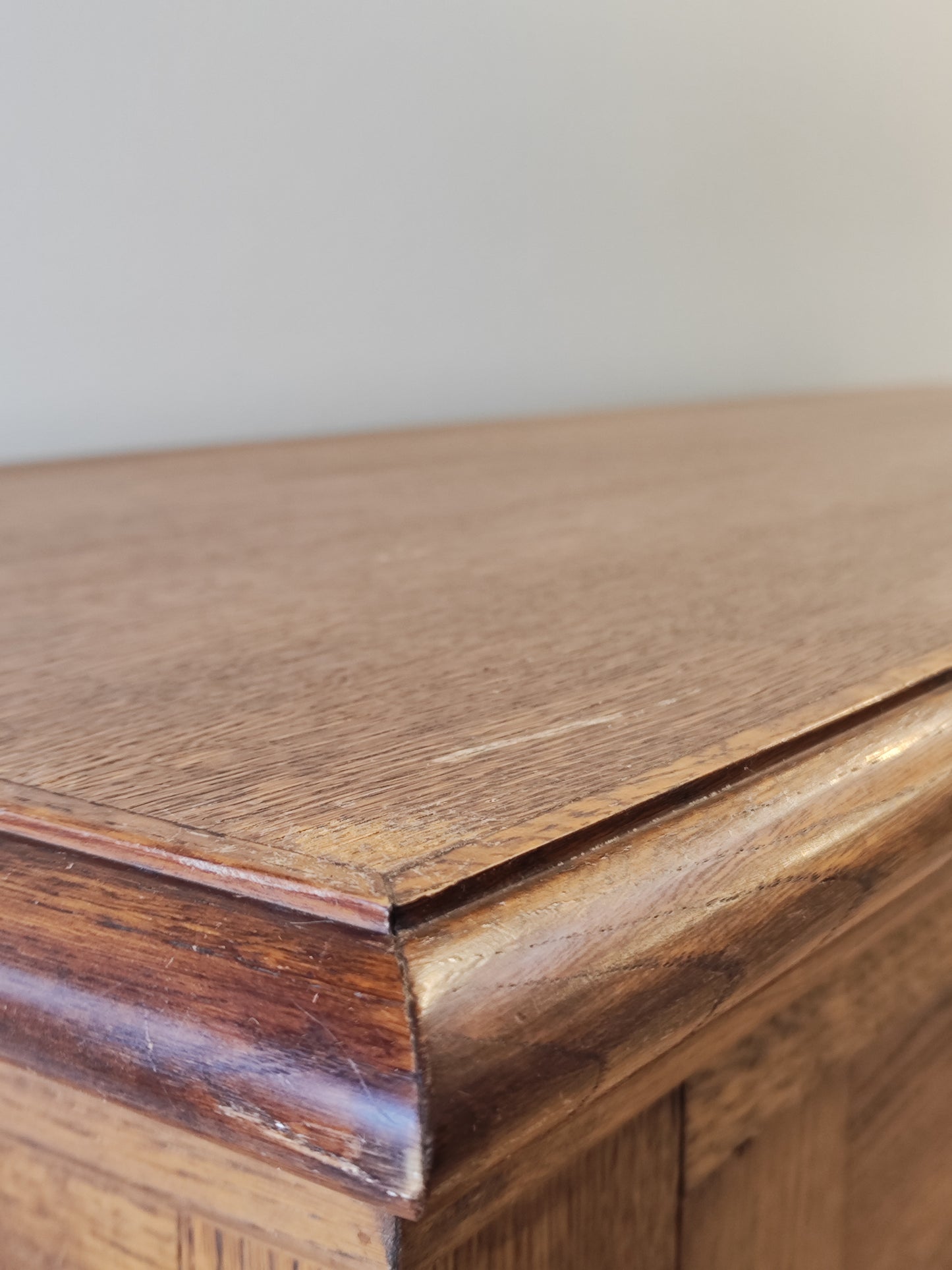 Antiker Kleiderschrank aus massivem Holz im französischen Stil