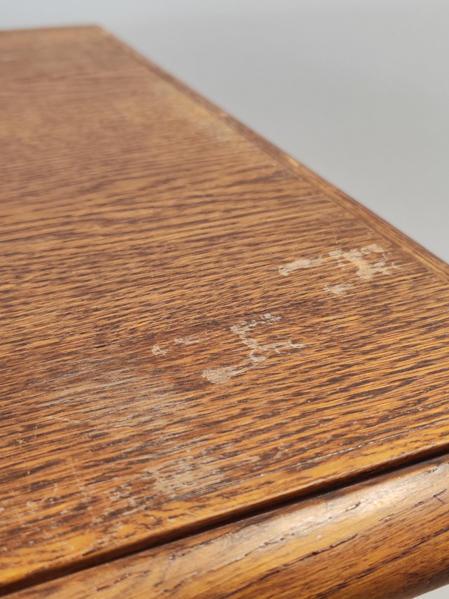 Antiker Kleiderschrank aus massivem Holz im französischen Stil