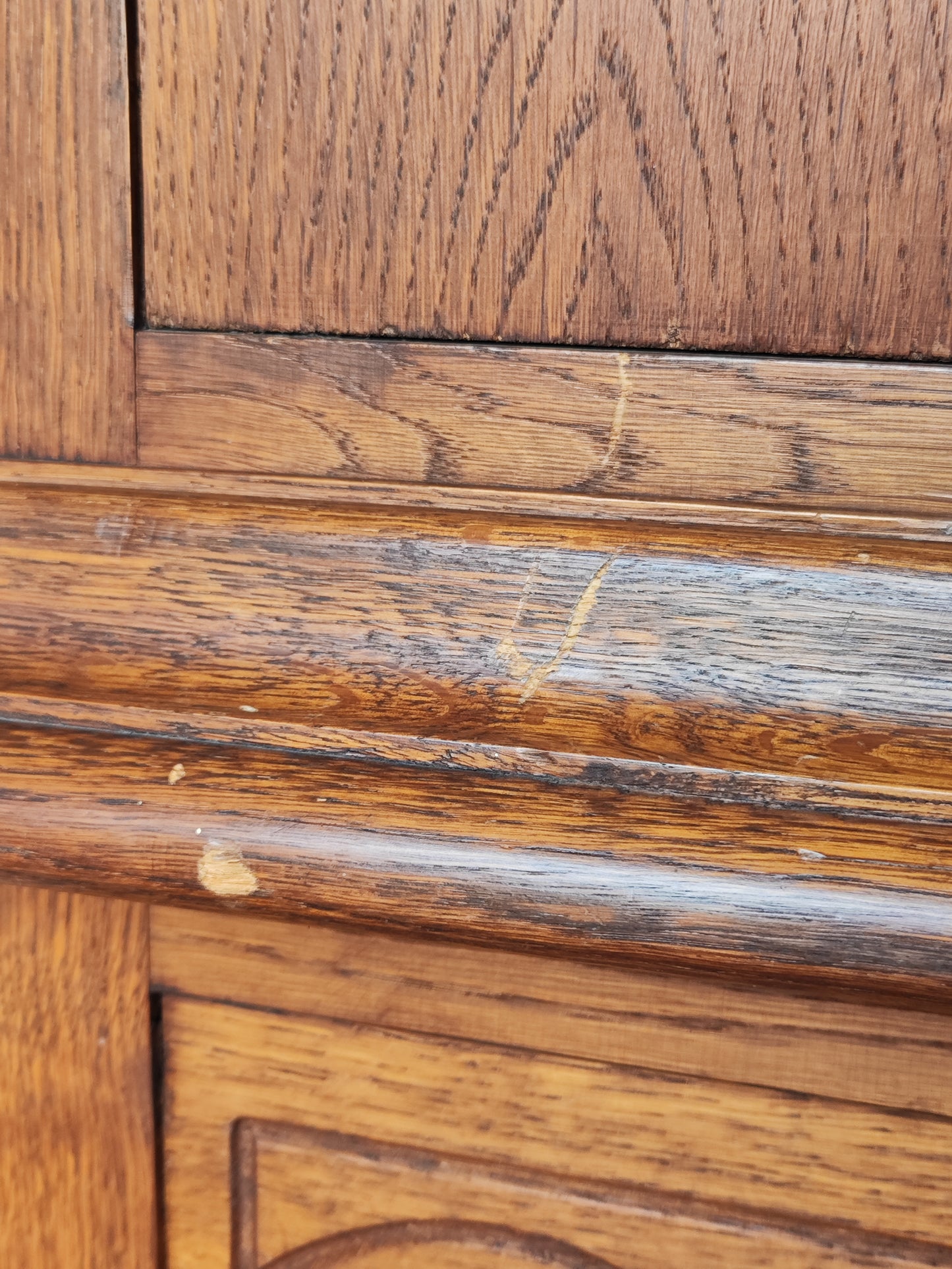 Antiker Kleiderschrank aus massivem Holz im französischen Stil