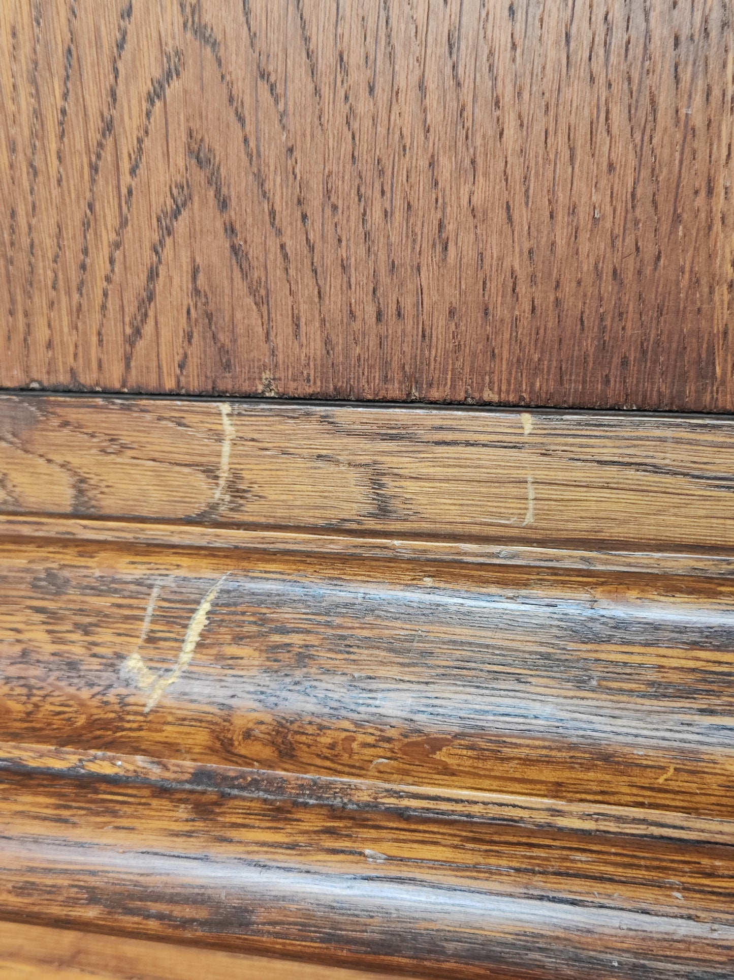 Antiker Kleiderschrank aus massivem Holz im französischen Stil