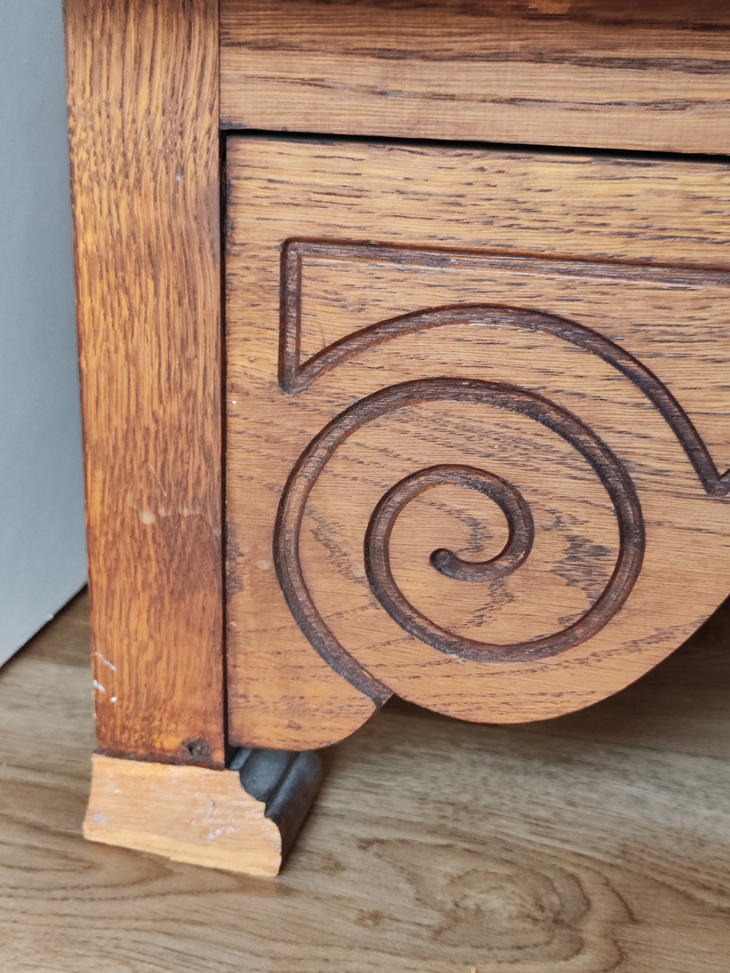 Antiker Kleiderschrank aus massivem Holz im französischen Stil