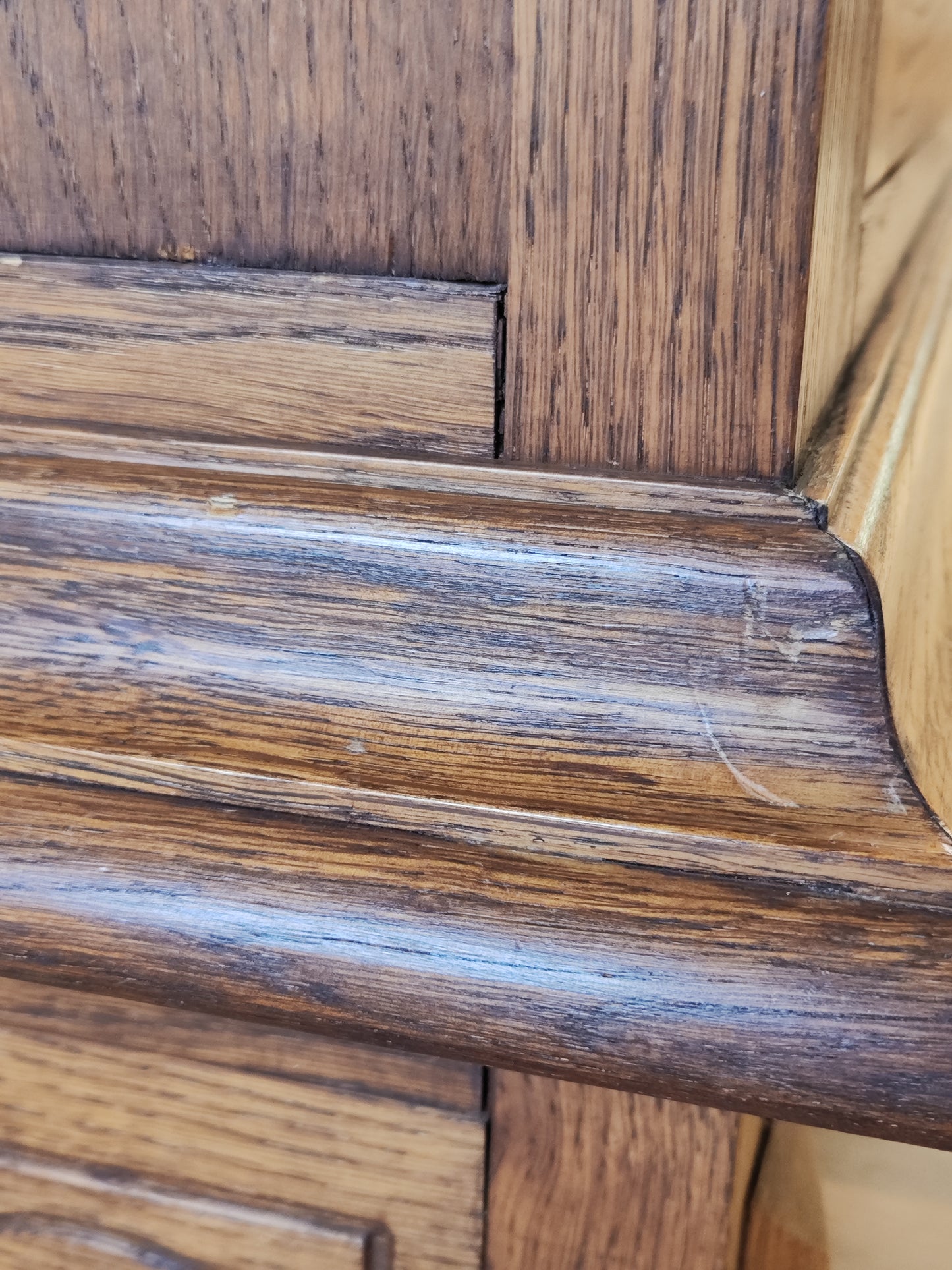 Antiker Kleiderschrank aus massivem Holz im französischen Stil