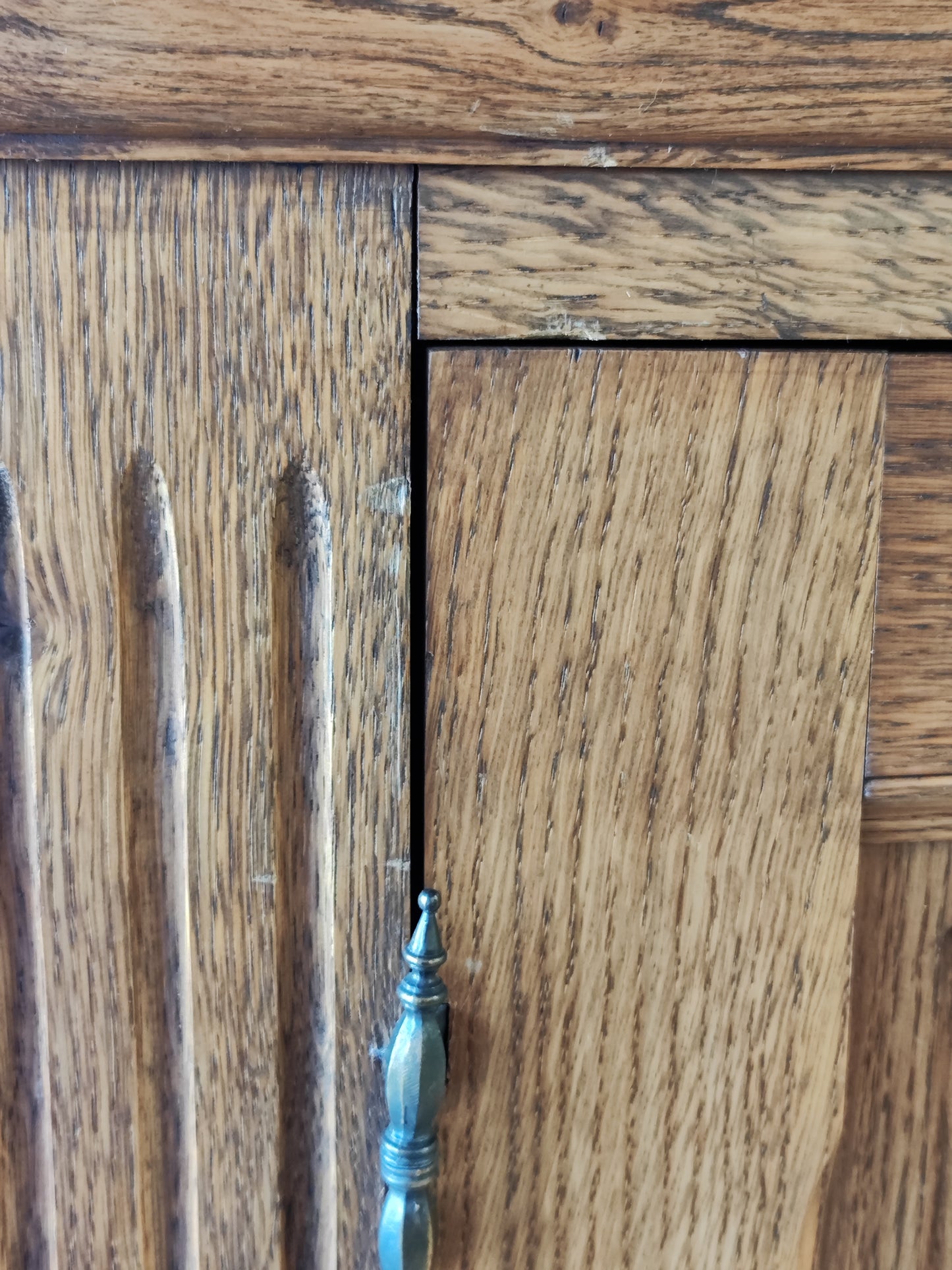 Antiker Kleiderschrank aus massivem Holz im französischen Stil