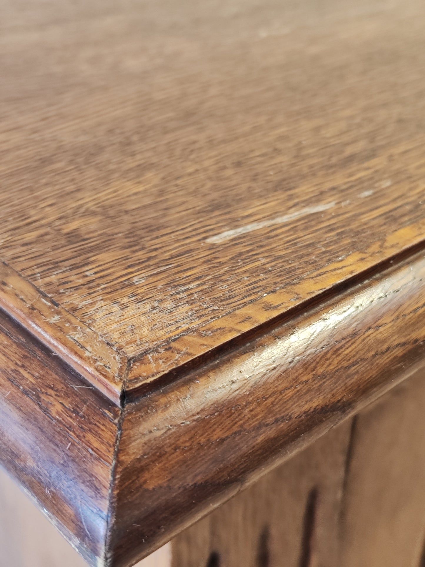 Antiker Kleiderschrank aus massivem Holz im französischen Stil
