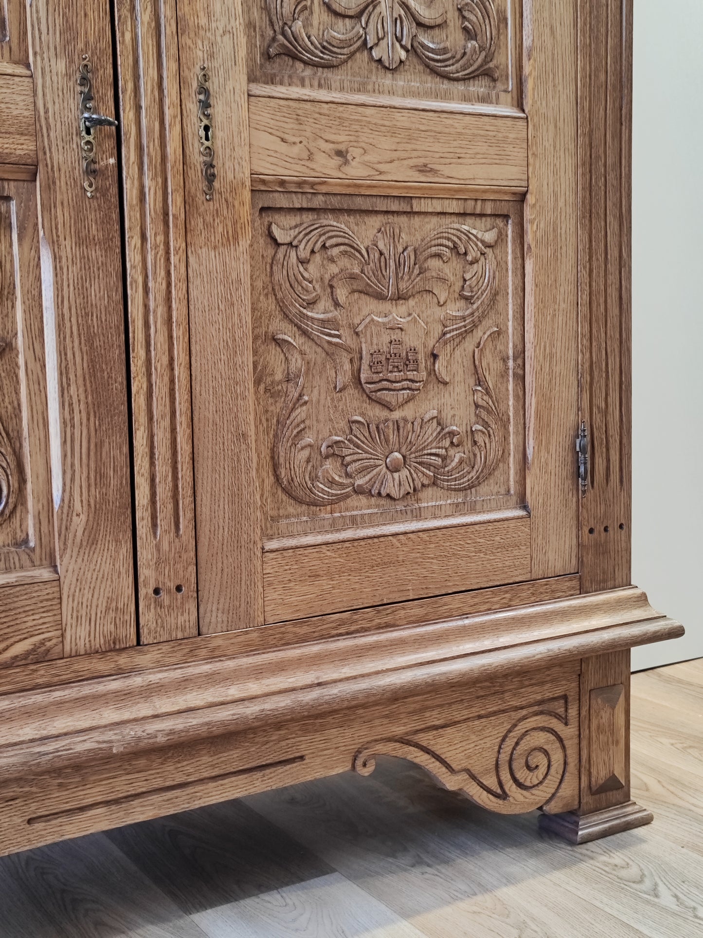 Antiker Kleiderschrank aus massivem Holz im französischen Stil