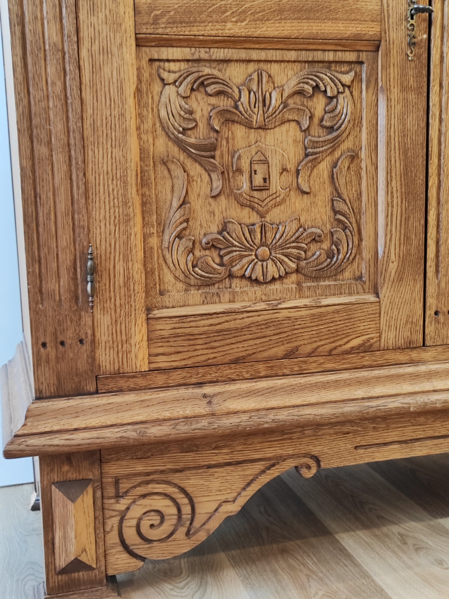 Antiker Kleiderschrank aus massivem Holz im französischen Stil