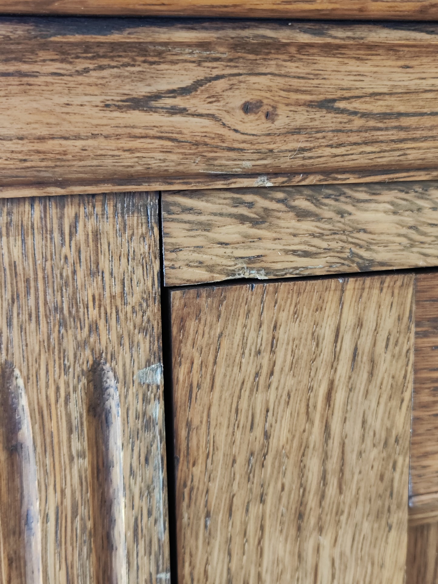 Antiker Kleiderschrank aus massivem Holz im französischen Stil