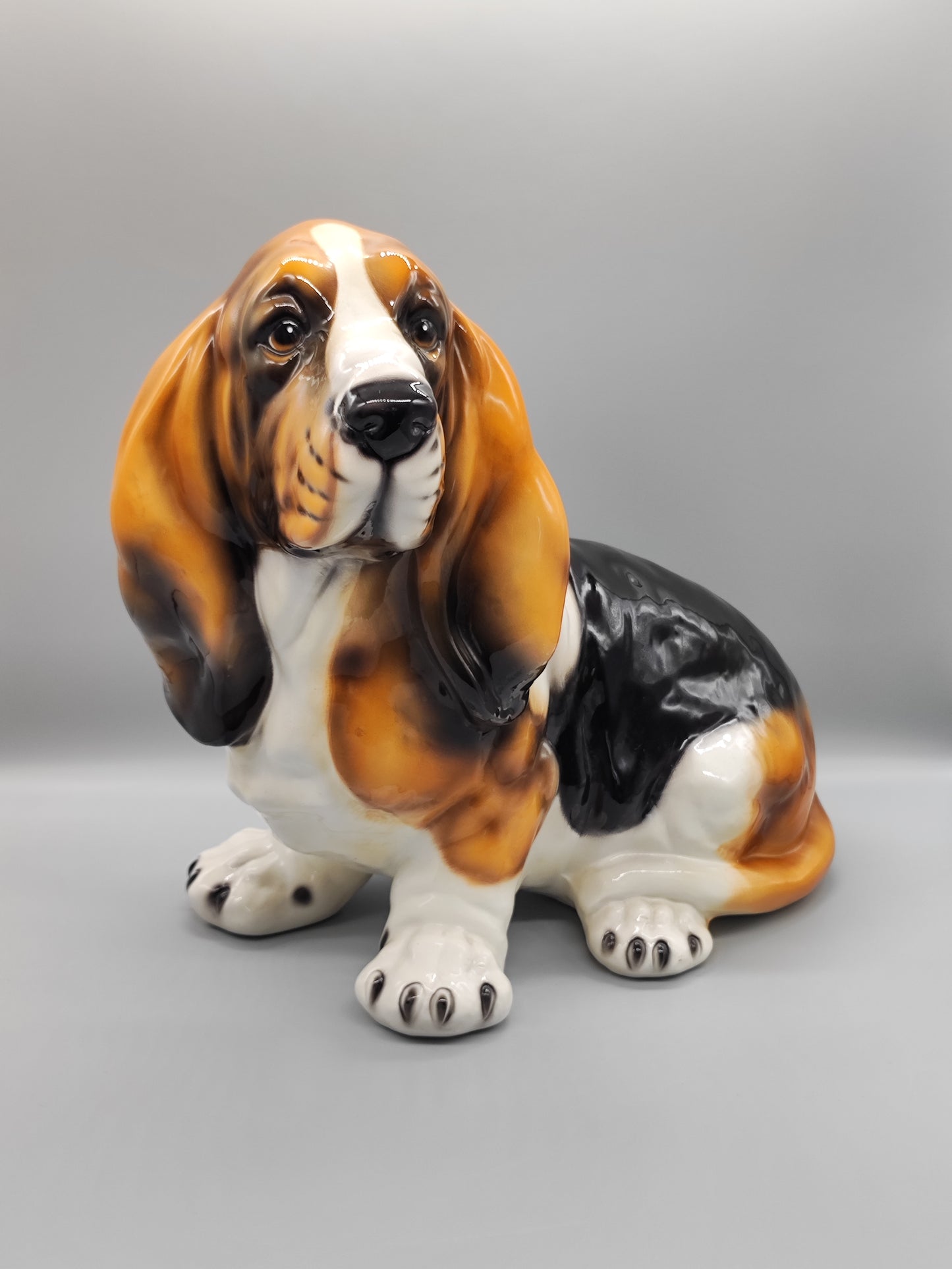 Basset-Figur aus Keramik, hergestellt von Intrada Italia