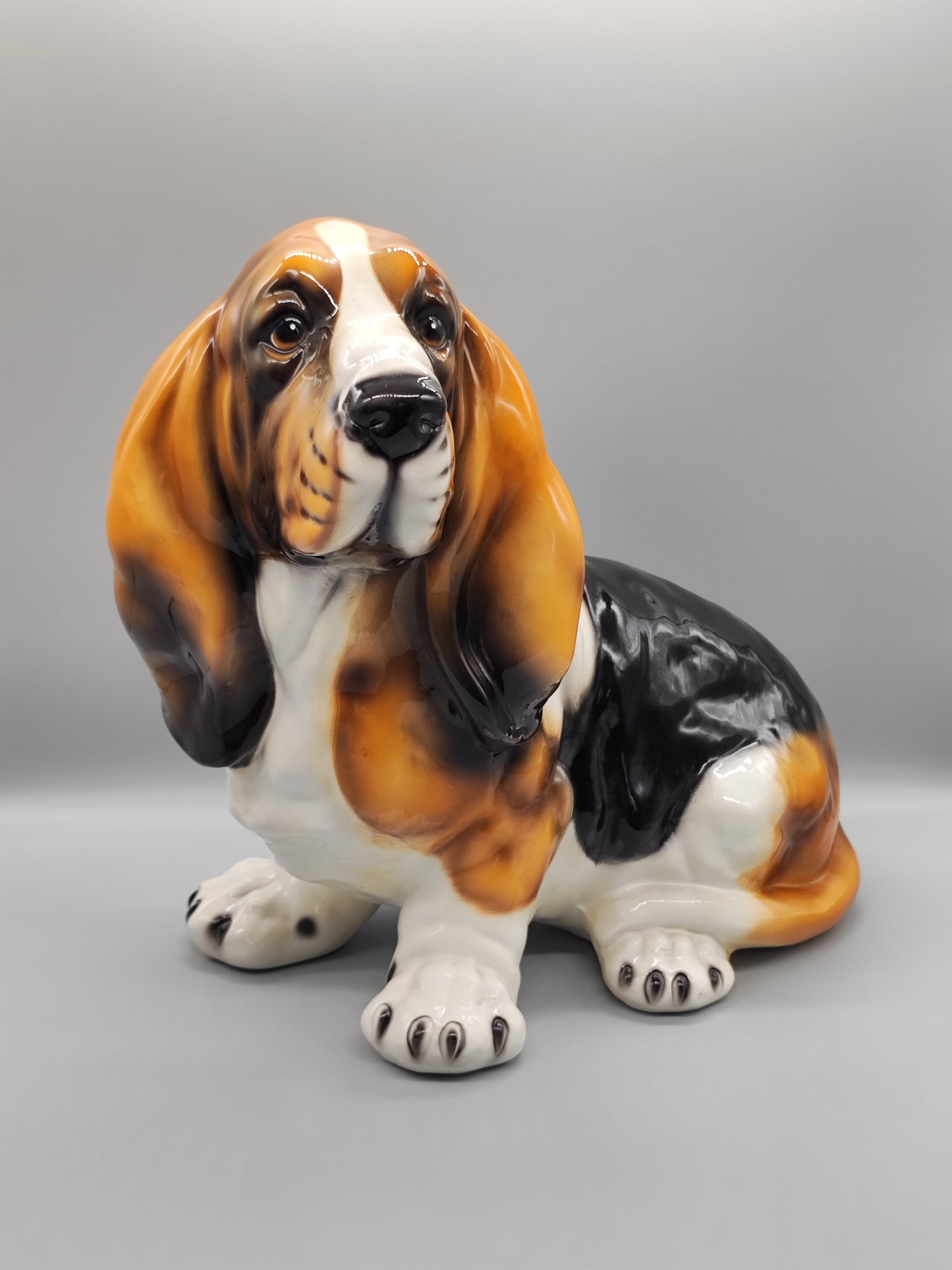 Basset-Figur aus Keramik, hergestellt von Intrada Italia