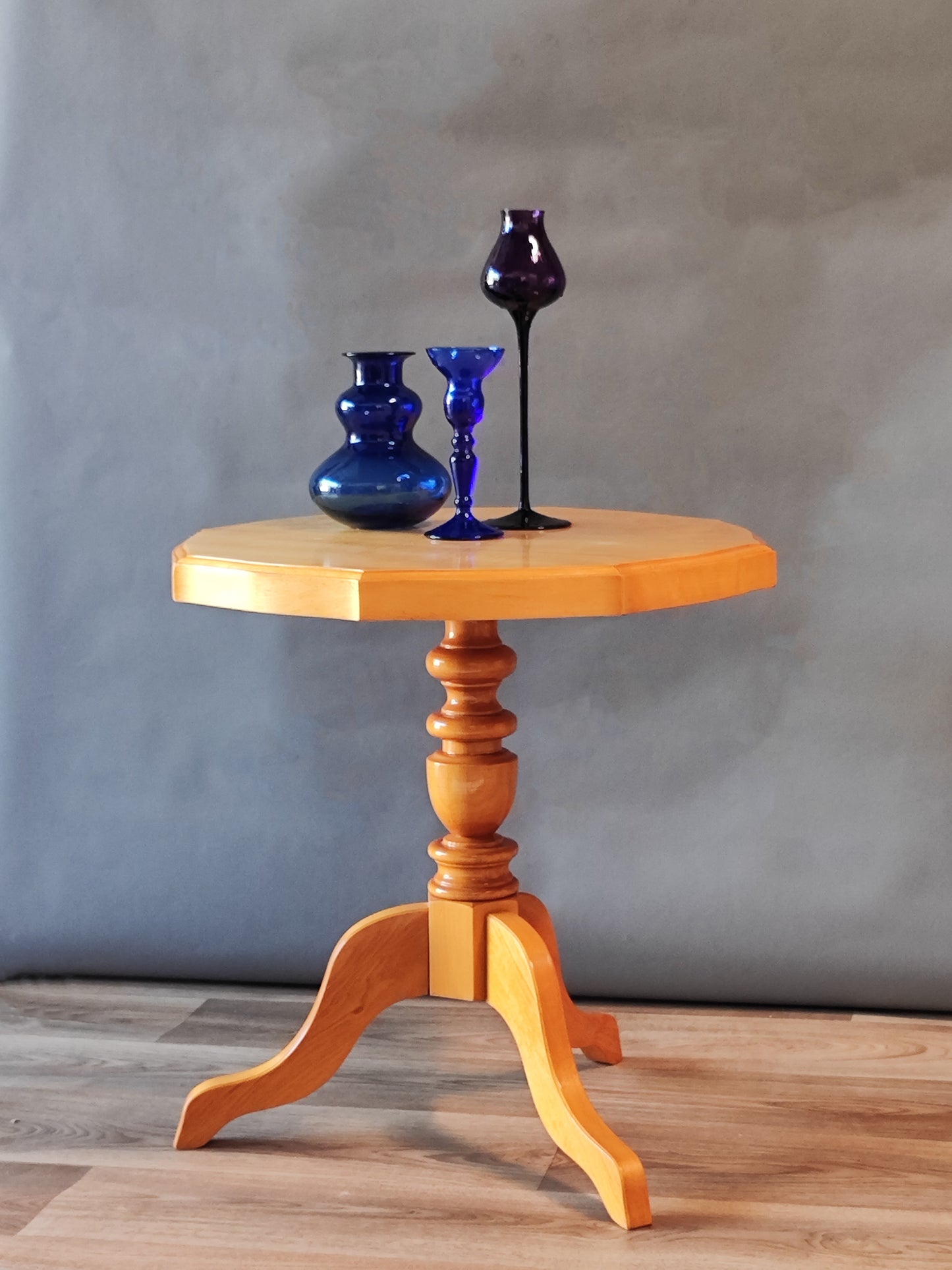 Couchtisch aus massivem hellem Holz im italienischen Stil