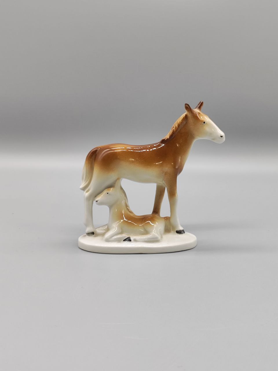 Porzellanfigur "Pferd mit Fohlen"