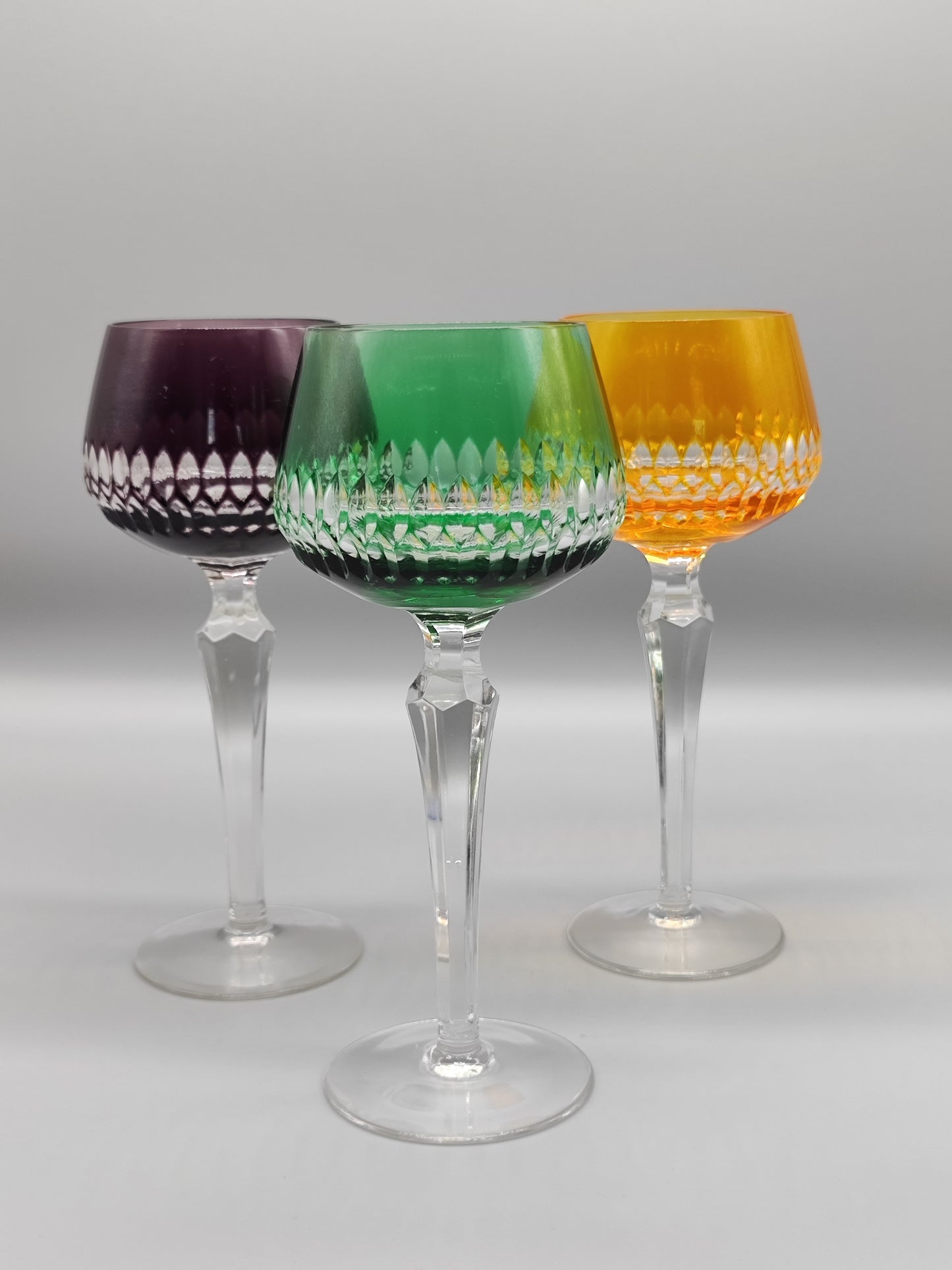 Drei Weingläser aus Kristall mit Wappen und Blumenmuster Dreiecke