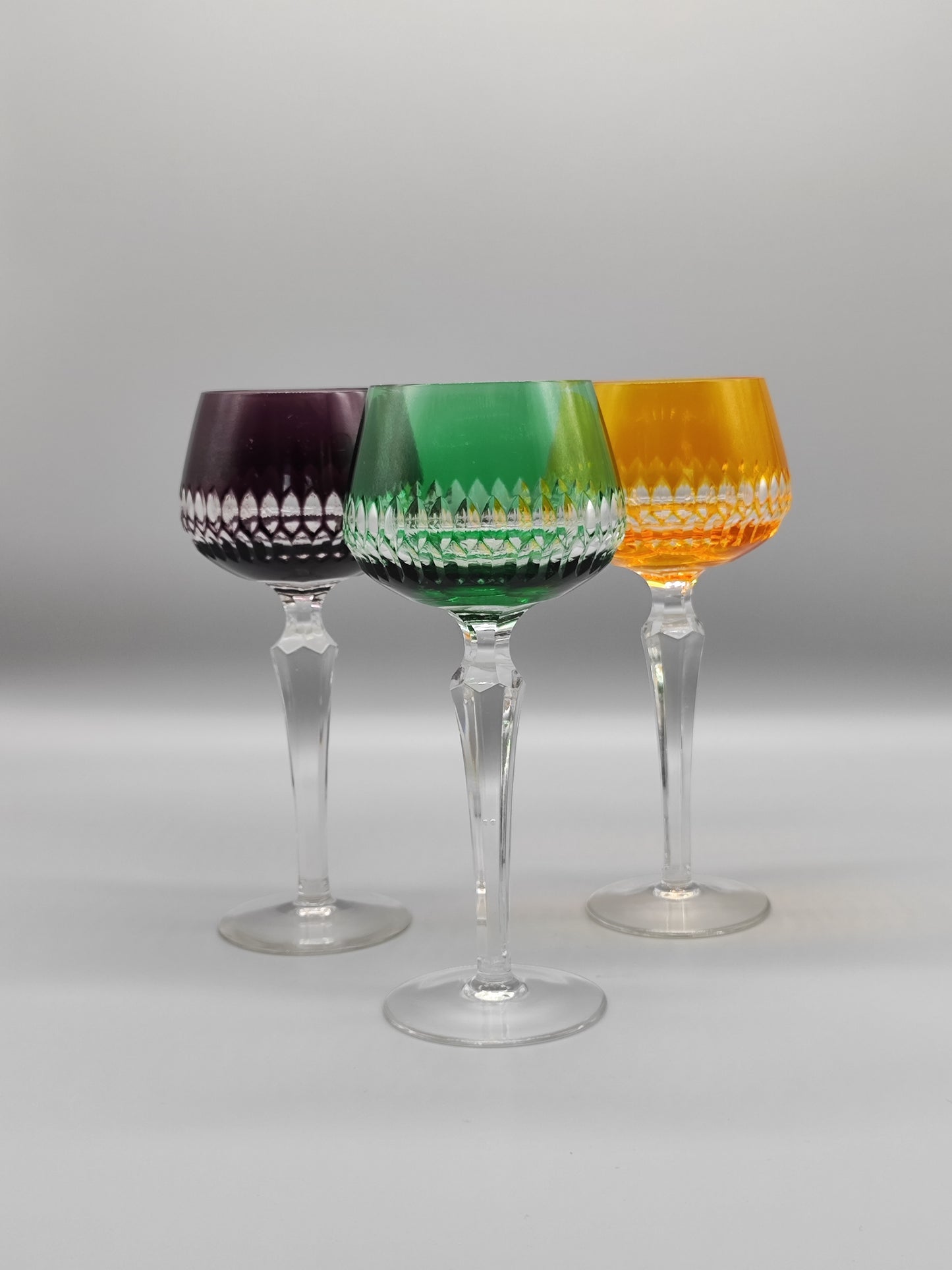 Weingläser in drei Farben