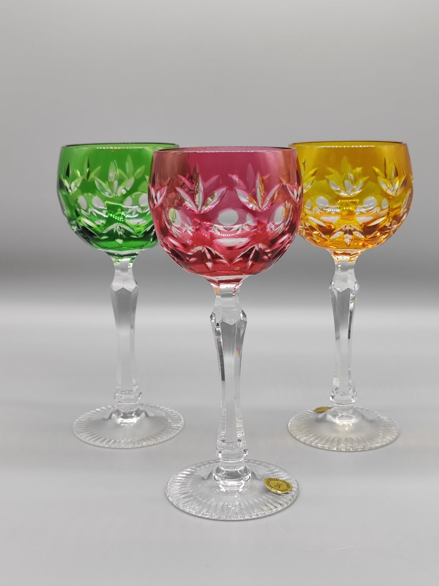 Drei Weingläser aus Kristall mit Wappen und Blumenmuster