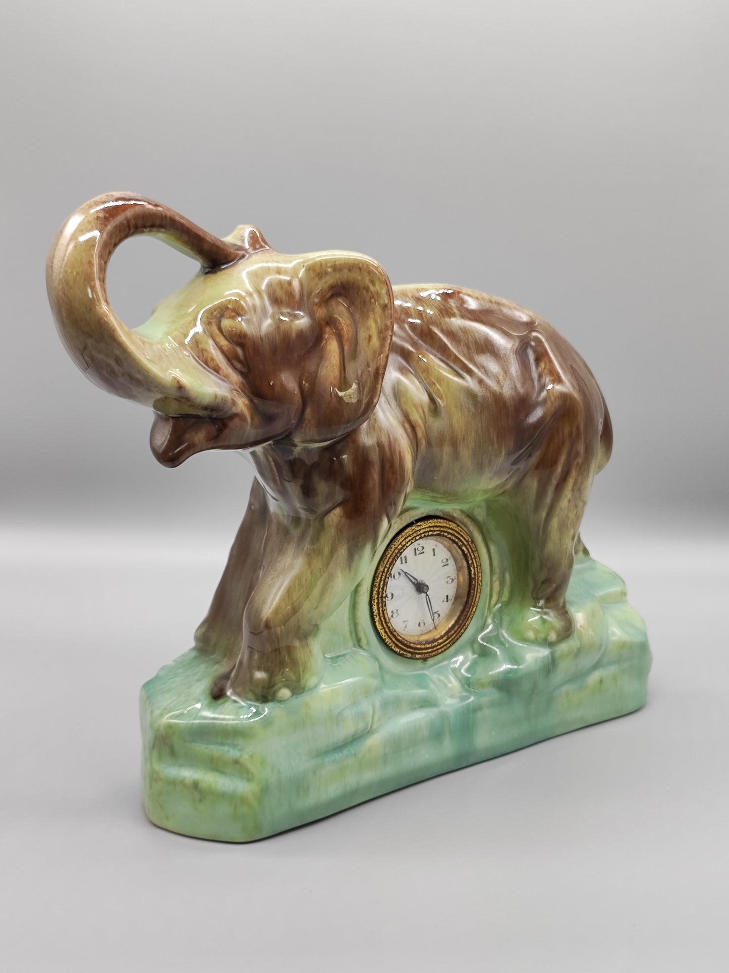 Elefant mit Uhr