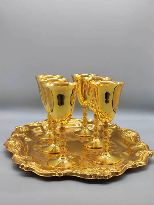 Satz Weingläser aus Metall