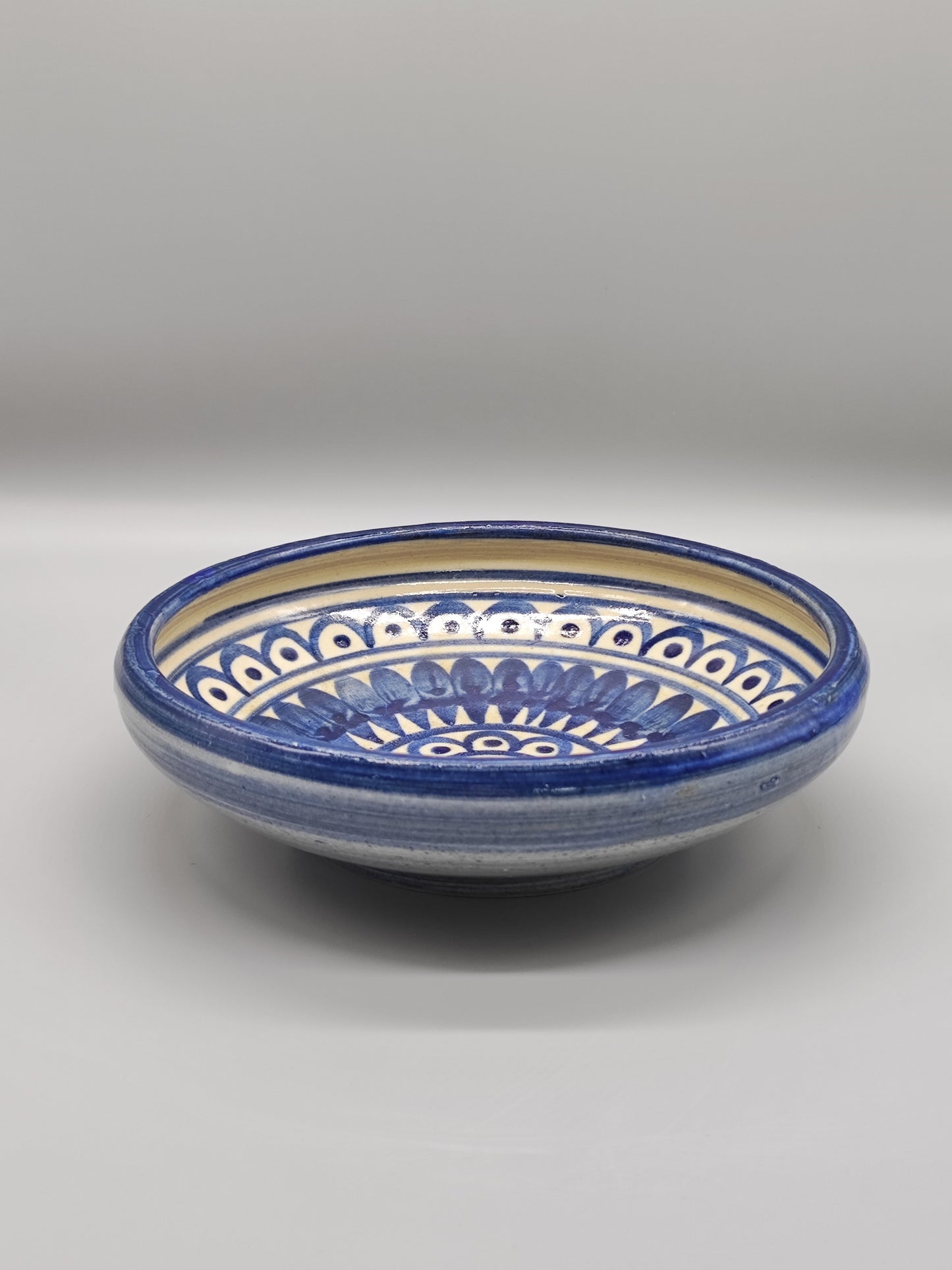 Teller im rustikalen Stil