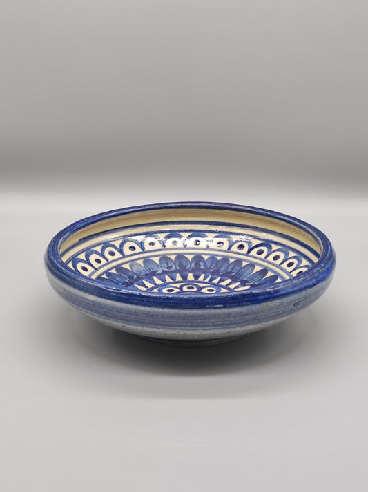 Teller im rustikalen Stil