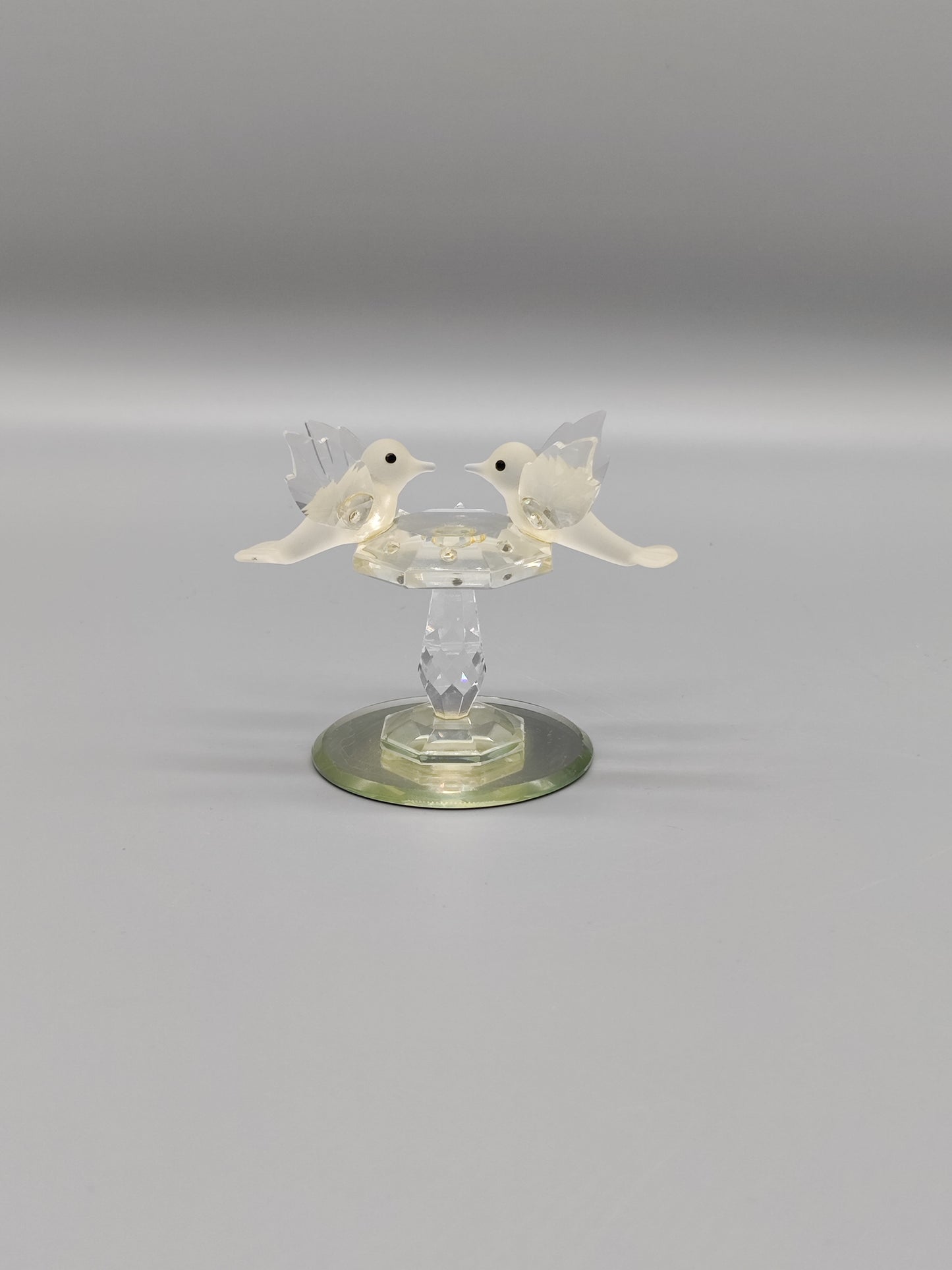 Swarovski-Vögel am Brunnen